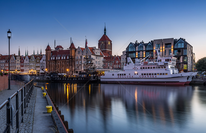 波兰著名旅游城市格但斯克港口夜景图片