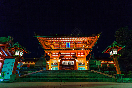 日本京都福建稻荷神社大门夜景图片