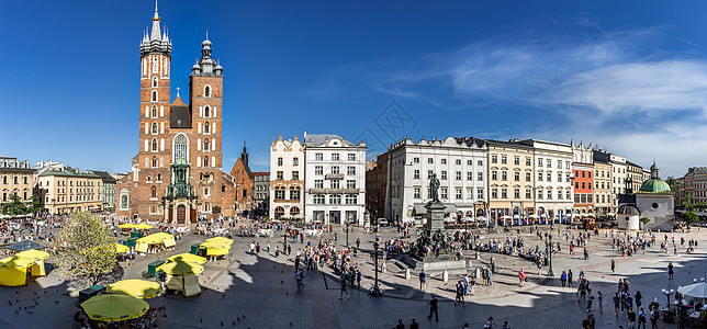 波兰克拉科夫老城广场与圣玛利亚教堂全景图图片