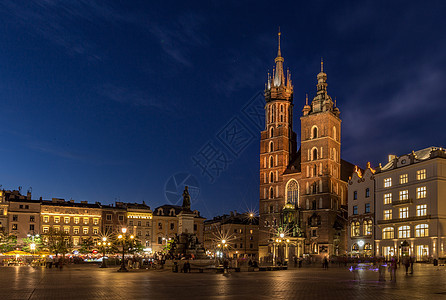 波兰旅游名城克拉科夫老城广场与圣玛利亚教堂夜景图片