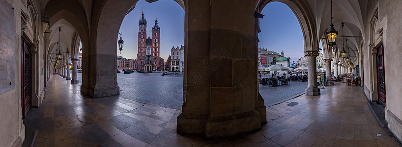 波兰克拉科夫老城广场日出全景图高清图片