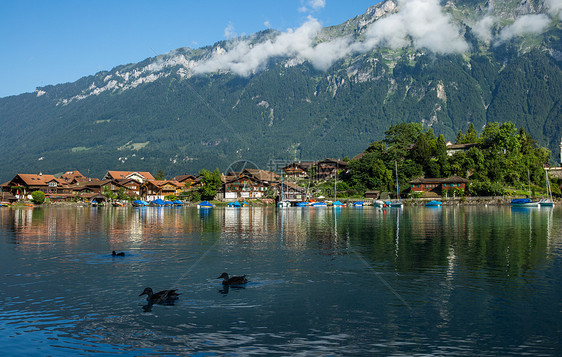 瑞士旅游景点因特拉肯湖风光