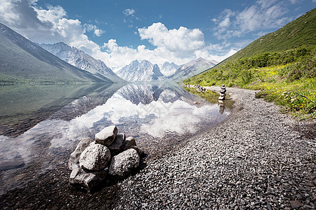 玉湖村年宝湖倒影中的年保玉则背景