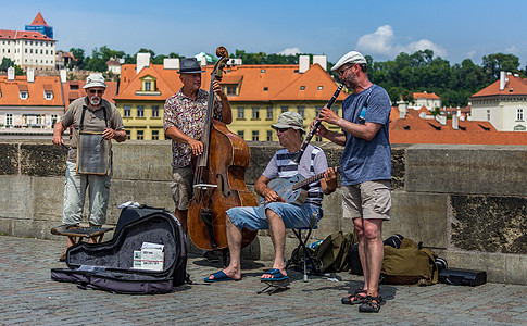 街头演奏欧洲著名旅游城市布拉格查理大桥街头艺术表演背景