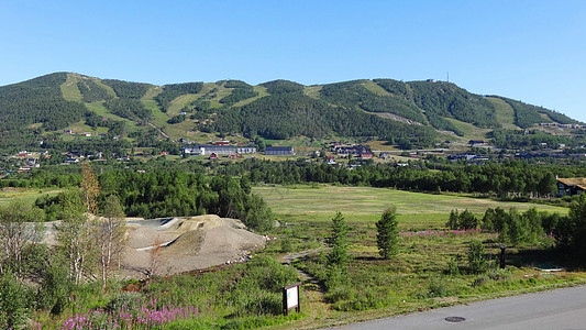 峡湾小镇滑雪道高清图片