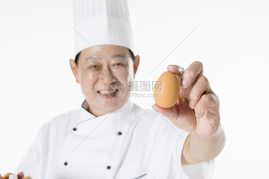 厨师拿鸡蛋图片