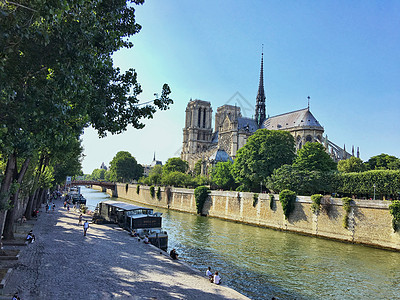 河边的人巴黎圣母院背景