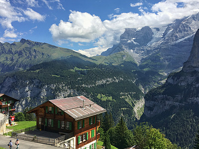 瑞士风景俯瞰阿尔卑斯山环绕的米伦小镇背景