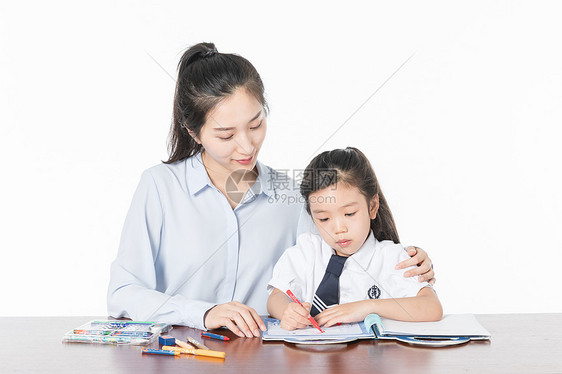 老师辅导学生画画图片