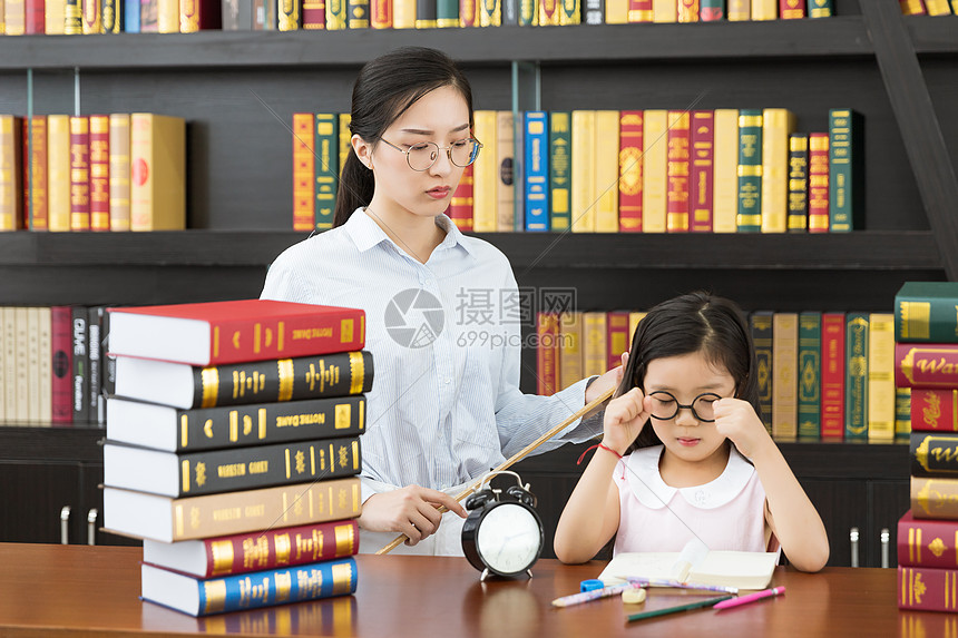 老师辅导学生写作业图片