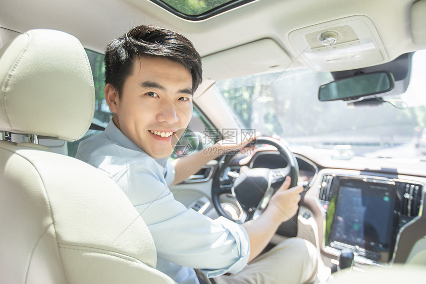 男人开车