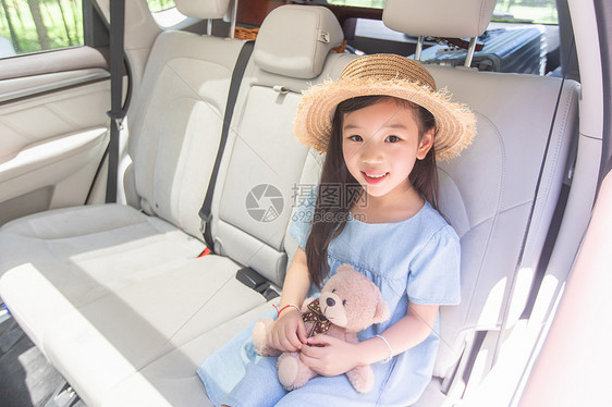 女孩抱着玩具熊图片