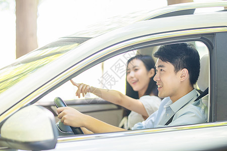 年轻夫妻驾车出游图片