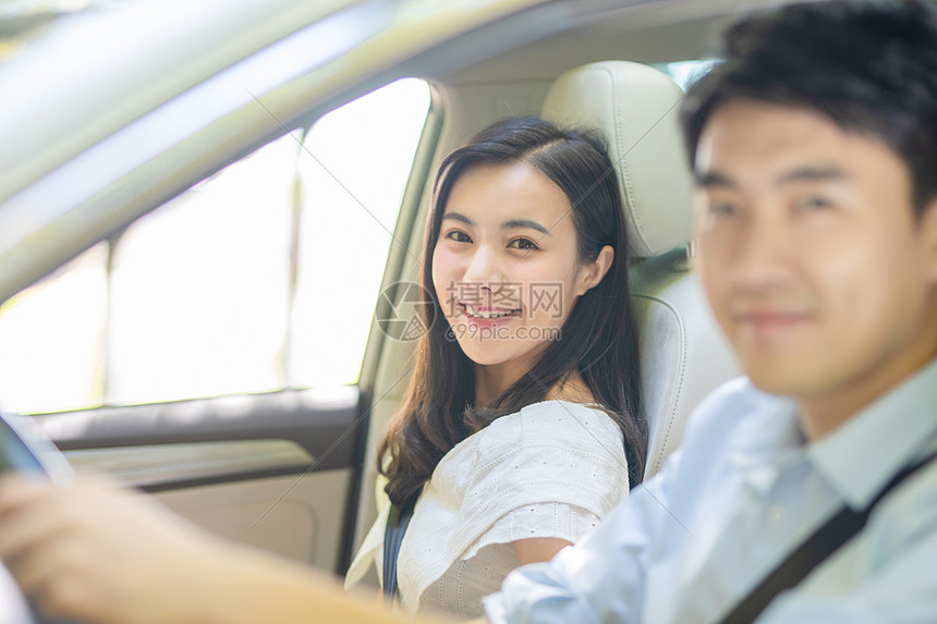 年轻夫妻驾车出游