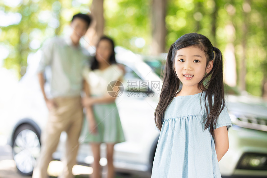 汽车出行女孩形象图片