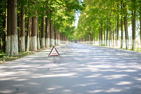 安全行车公路上的汽车警示牌背景