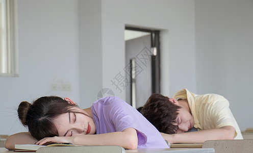 男生女生教室睡觉背景图片