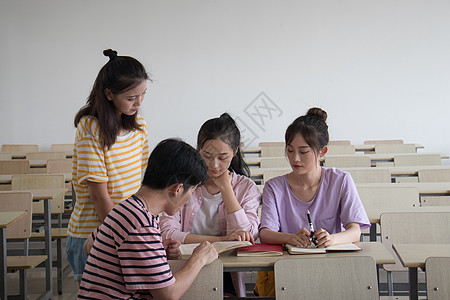 科技教育男生女生教室学习讨论背景