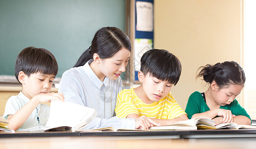 小学生做作业小学生师生教育背景