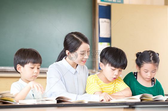 小学生师生教育图片