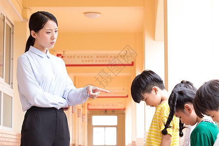 老师教育调皮学生图片