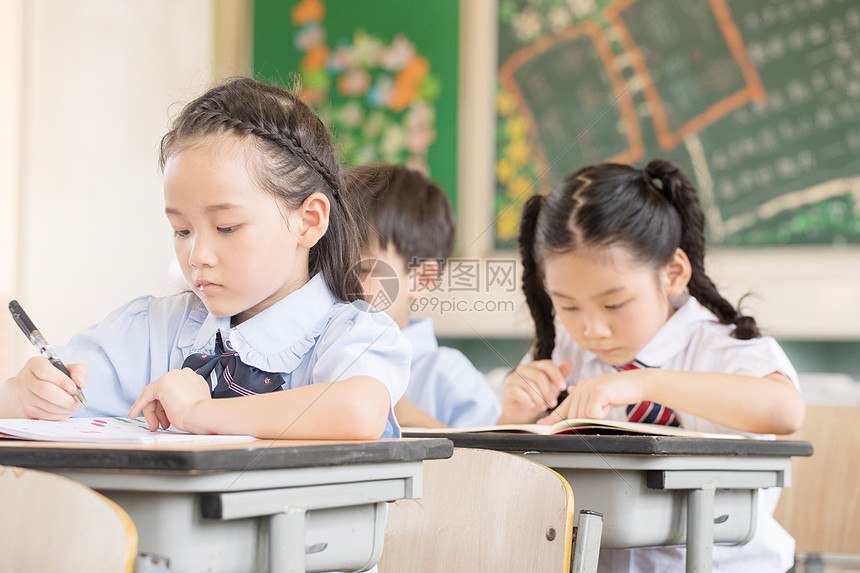 高清照片下载,该高清照片标题为小学生校园生活,编号:501008719,格式