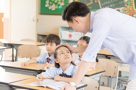 开学了小学生师生教育背景