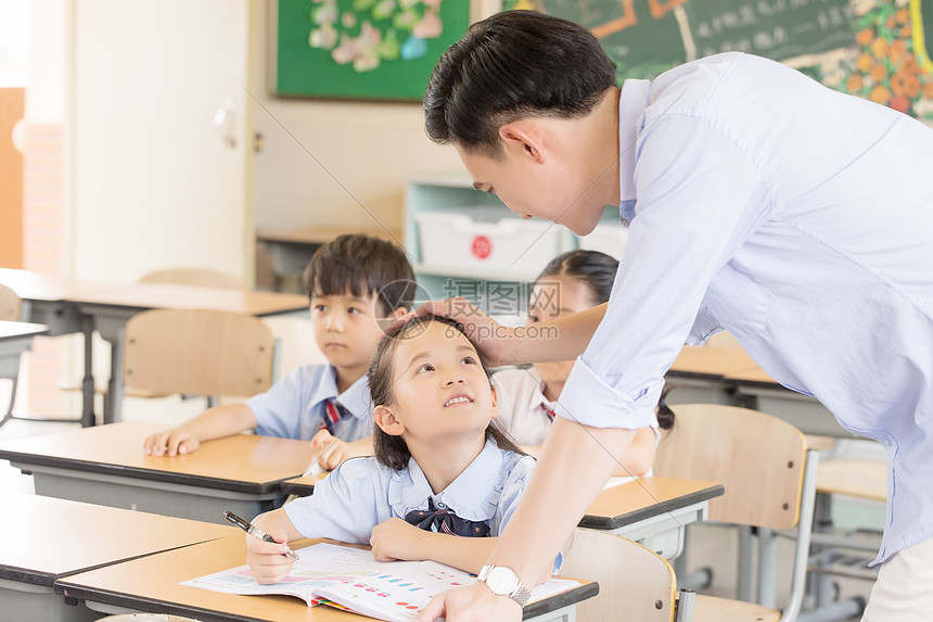 小学生师生教育图片