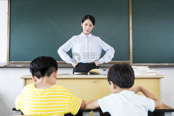 女教师上课生气烦恼