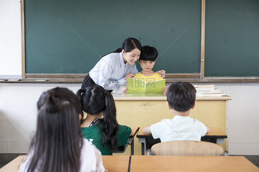 女教师上课小学生图片