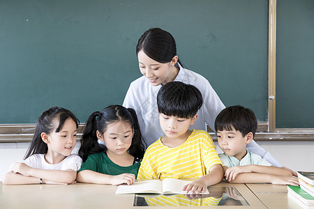 女教师指导学生学习图片