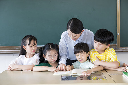 女教师指导学生学习高清图片