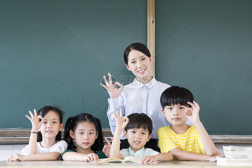 女教师和小学生OK手势图片