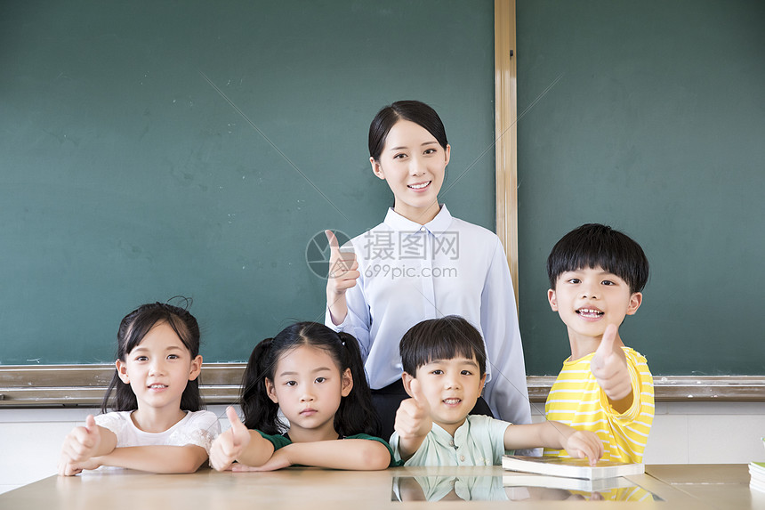 女教师和小学生点赞图片