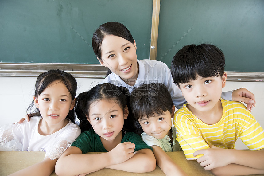 老师和学生亲密合影图片