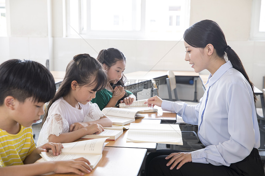 女教师指导学生学习图片