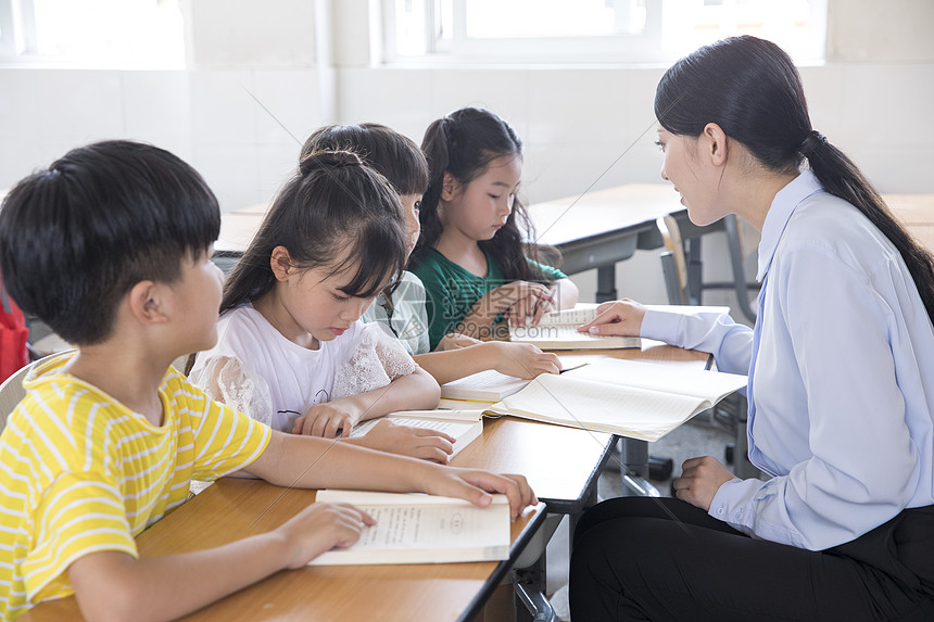 女教师指导学生学习