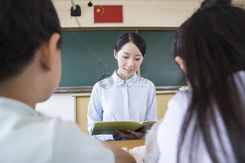 女教师指导学生学习图片