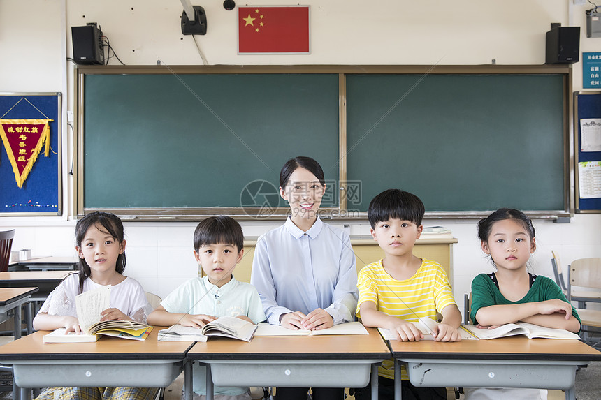 女教师指导学生学习图片