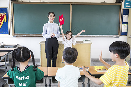 女老师学生颁奖学校高清图片素材