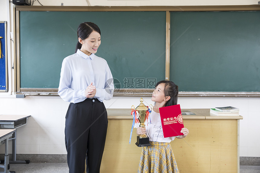 女老师学生颁奖图片