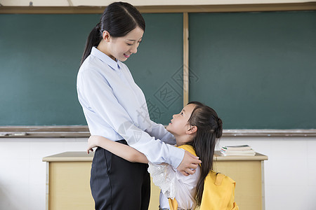 老师学生拥抱图片