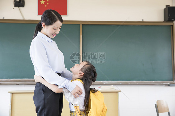 老师学生拥抱