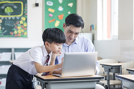 男老师指导学习课堂高清图片素材