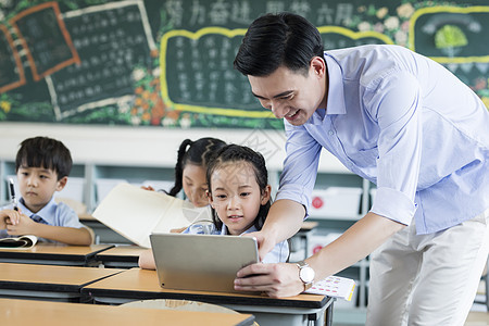 男老师指导学习学生高清图片素材