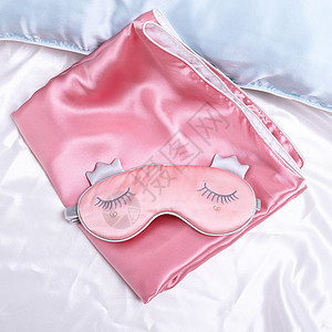 眼罩放在粉色枕头套上图片