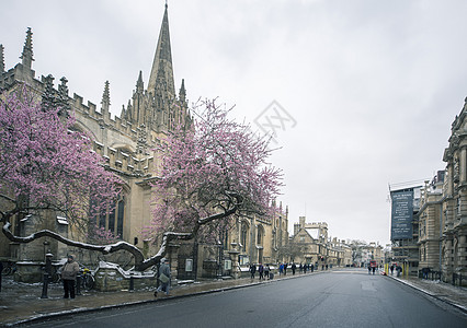 英国牛津大学雪景高清图片