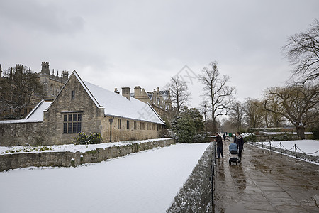 英国牛津大学雪景背景