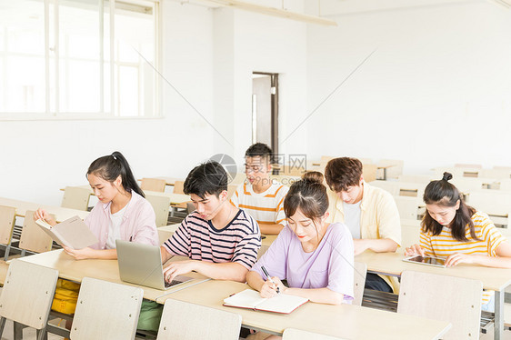 大学生教室学习图片