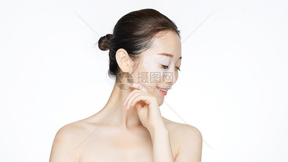 美女敷眼膜图片